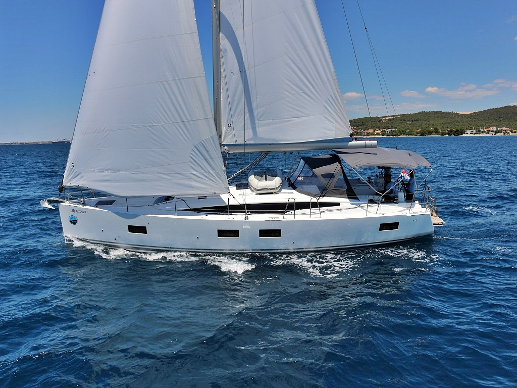 5 Cabins Sailing Yachts for maximum comfort