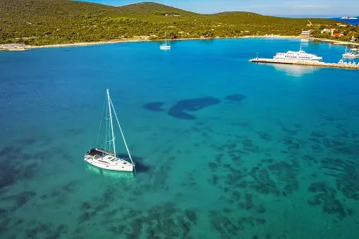 Why is Croatia such a popular sailing destination?